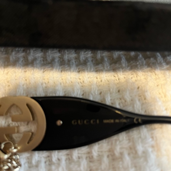 Gucci Rectangular sunglasses with chain - Picture 16 of 16